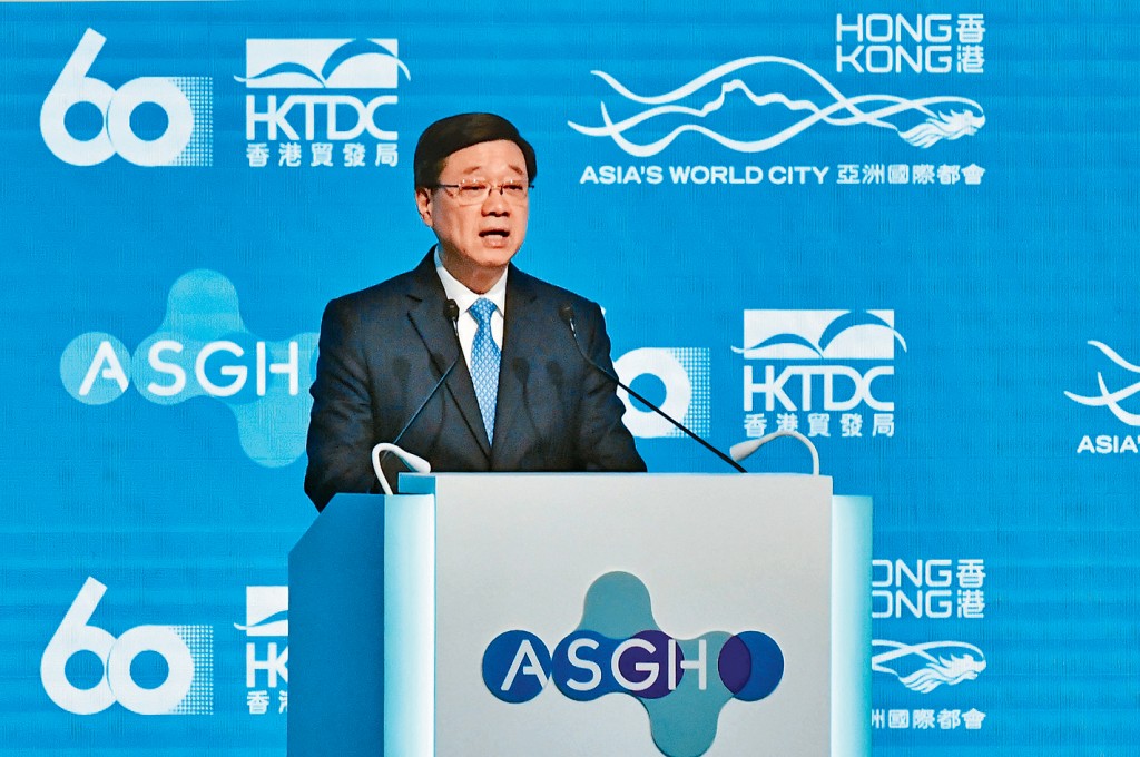 李家超致辭時表示，全球面對嚴峻健康挑戰，期望峰會的交流互動可推動醫療發展。