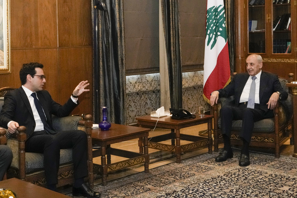 法国外交部长塞茹尔纳（左）在贝鲁特与议会议长纳比·贝里会面。美联社