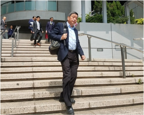 被告馬兆麟向法庭呈上多封求情信。陳楚琨攝
