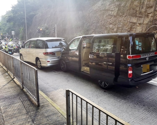 兩輛七人車相撞。