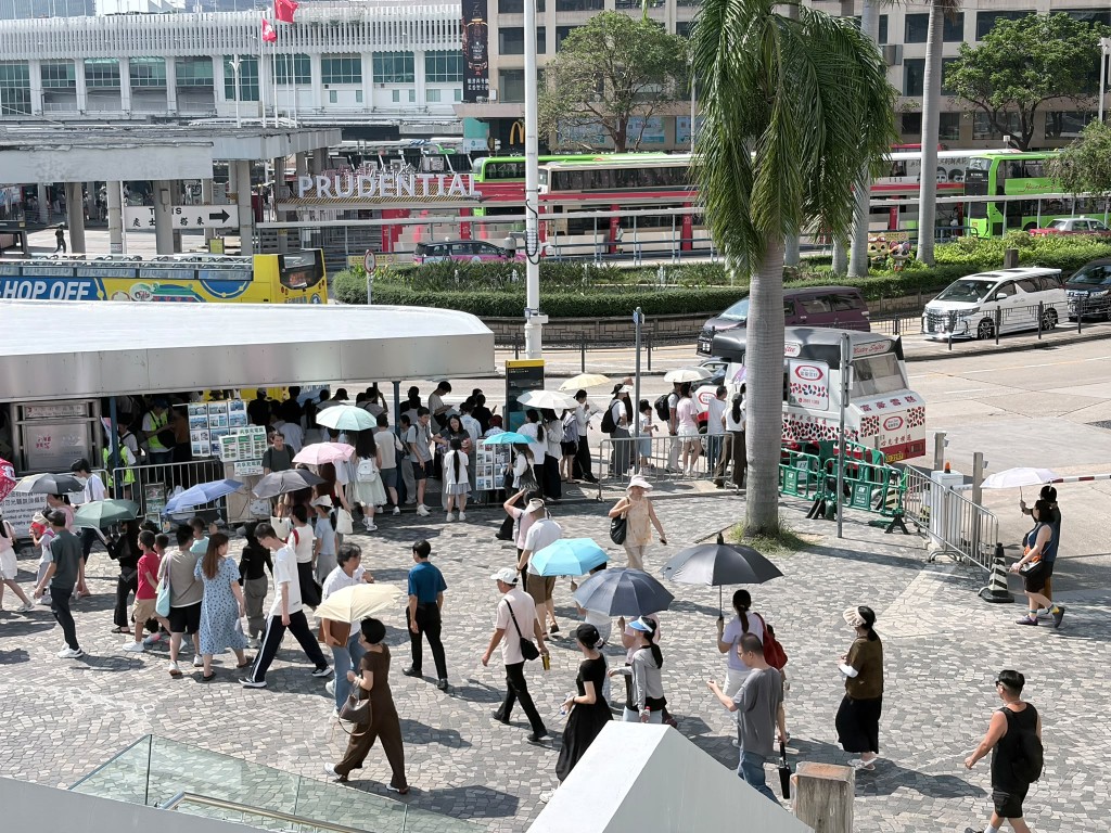 尖沙咀碼頭一帶,在猛烈陽光下市民和旅客們紛紛撐起傘防曬。 尖沙咀碼頭一帶,在猛烈陽光下市民和旅客們紛紛撐起傘防曬。