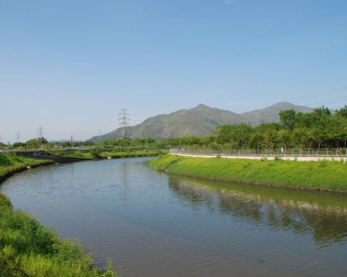 渠務署2006年在元朗以南建成一條「運河」—元朗排水繞道,以紓緩元朗市中心的水浸威脅。黃偉綸網誌圖片