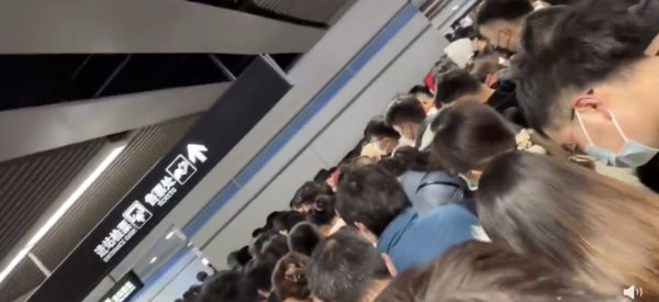 上海地鐵浦江線信號故障，通勤族擠在地鐵進站口等待。微博圖片