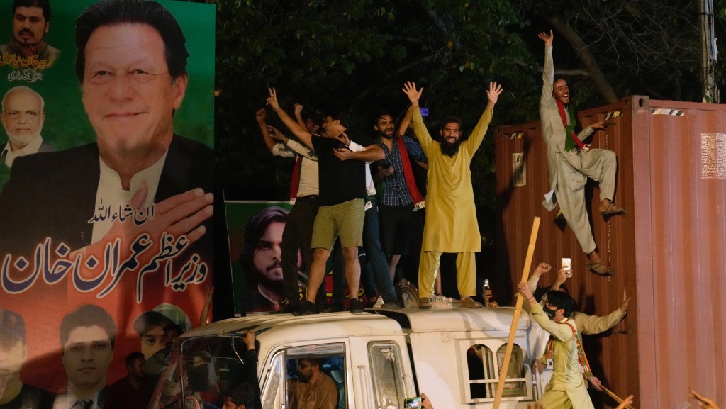 支持者歡呼慶祝伊姆蘭汗獲釋。 美聯社