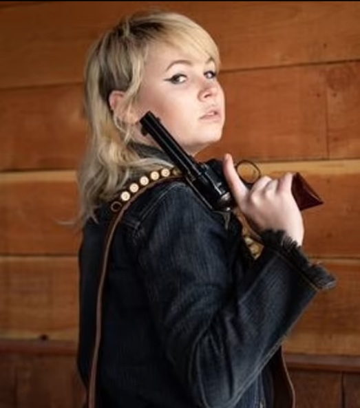 負責於片場內監管槍械的24歲Hannah，被指安全意識薄弱及不專業。
