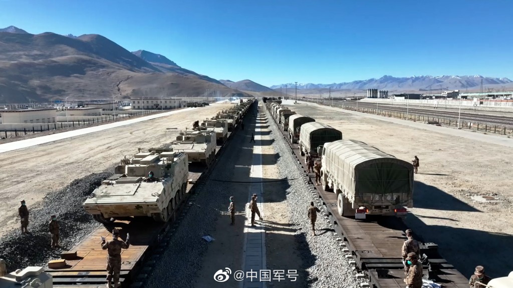 左边列车上的是89式履带式装甲输送车。