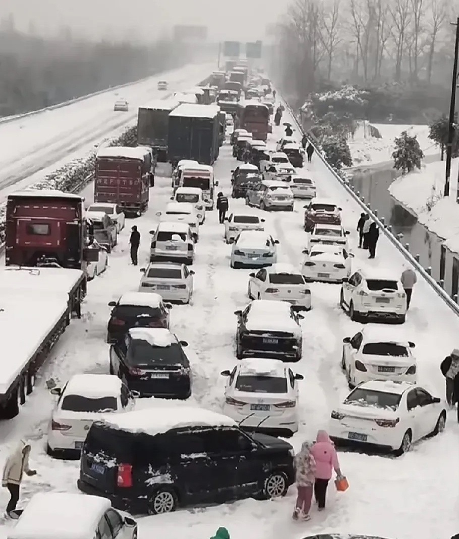 湖南、湖北等省遭暴雪侵襲，交通大受影響。微博