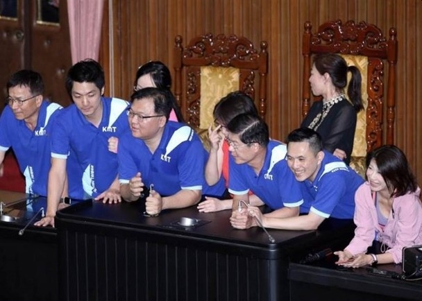 國民黨立委佔領主席台。(網圖)