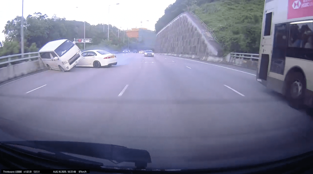 客貨車被猛撞後向右翻側。