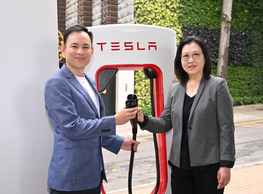 英皇國際集團宣佈與Tesla簽署「綠色運輸合作備忘錄」，在旗下五個商場增建55個充電裝置。(受訪者提供)