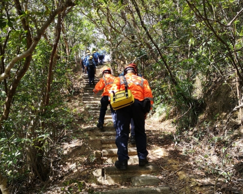 消防再派登山隊上山搜救，另一名在飛鵝山迷路的男子。梁國峰攝
