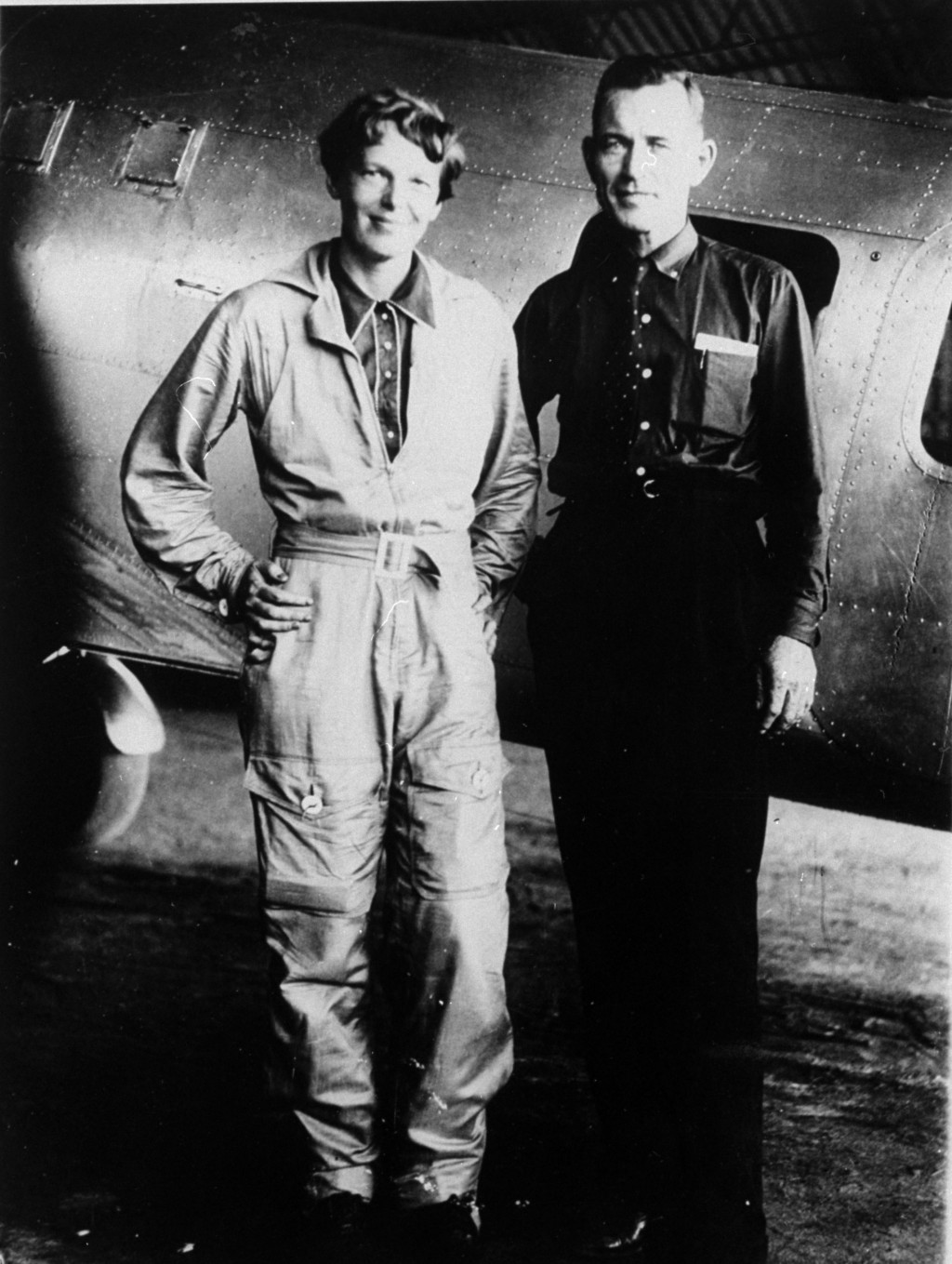 埃爾哈特（左）與她的導航員努南在座機前合照。 美聯社