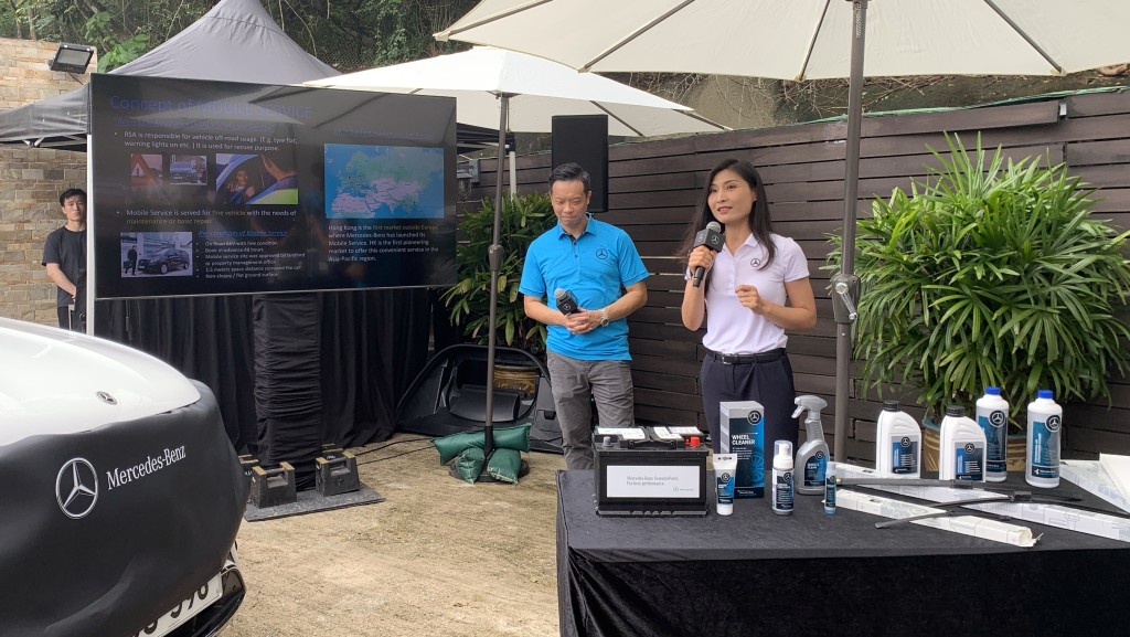Mercedes-Benz HK客戶服務總監Daisy Lau(右)，聯同代理仁孚行售後總監Jerry Zeng(左)，介紹首度在港推出Mobile Service服務理念。