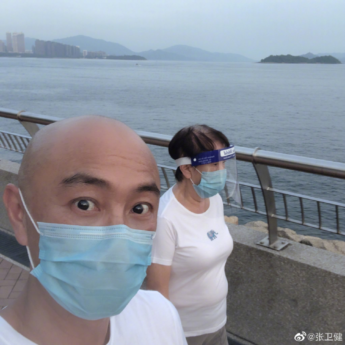 陪媽咪散步。