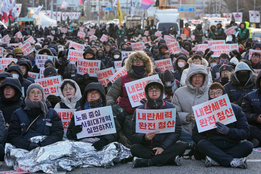民眾在首爾集會紀念「12．3戒嚴」周年。美聯社