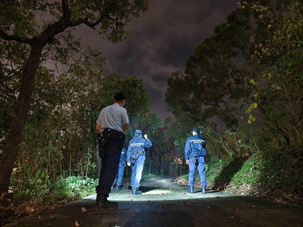 行動期間,警員會針對較高風險地點高調巡邏及搜查。 行動期間,警員會針對較高風險地點高調巡邏及搜查。