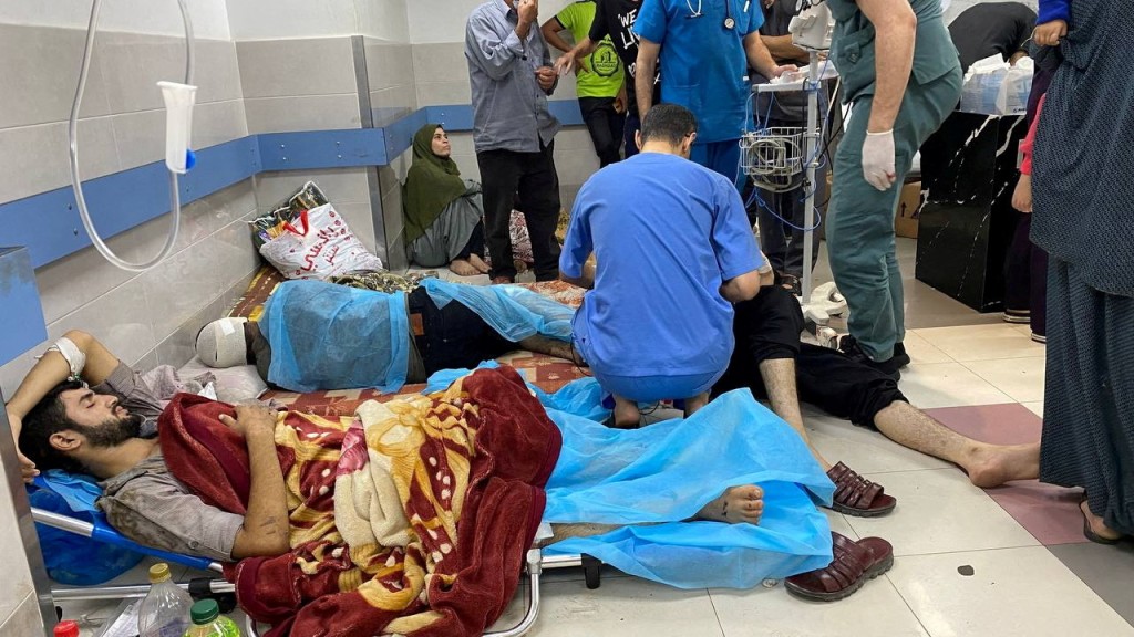不少伤者躺在希法医院地上。路透社
