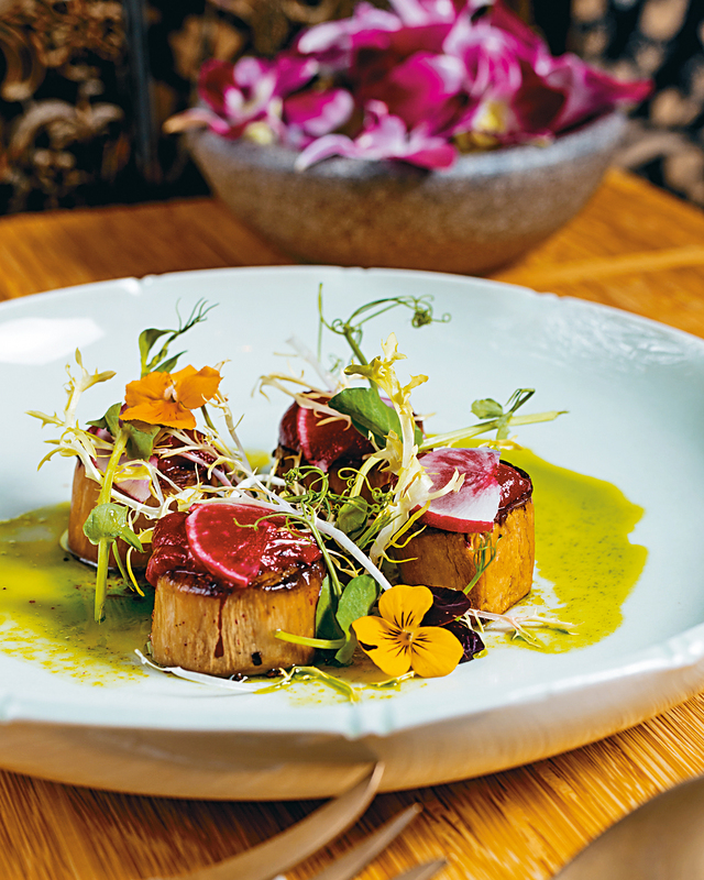 帝王菇 煎香帝王菇配烤紅菜頭參巴醬、大蒜和新鮮香草油,一口有多重香味。