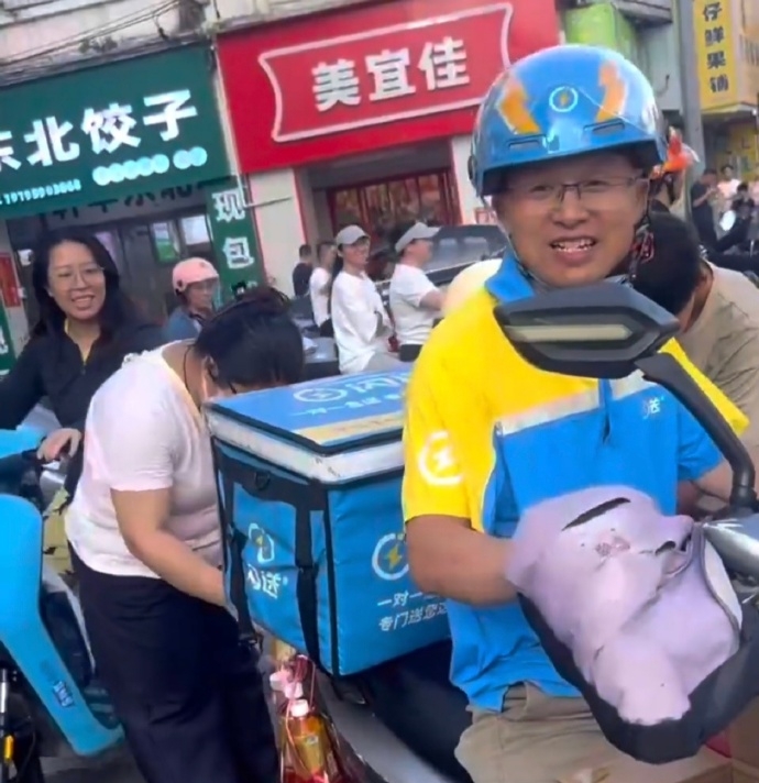 女兒考上北大快遞員沿途贈水。 微博