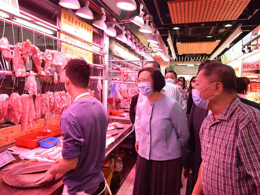 陳肇始今日到訪大圍街市，並與租戶交談。政府新聞處圖片