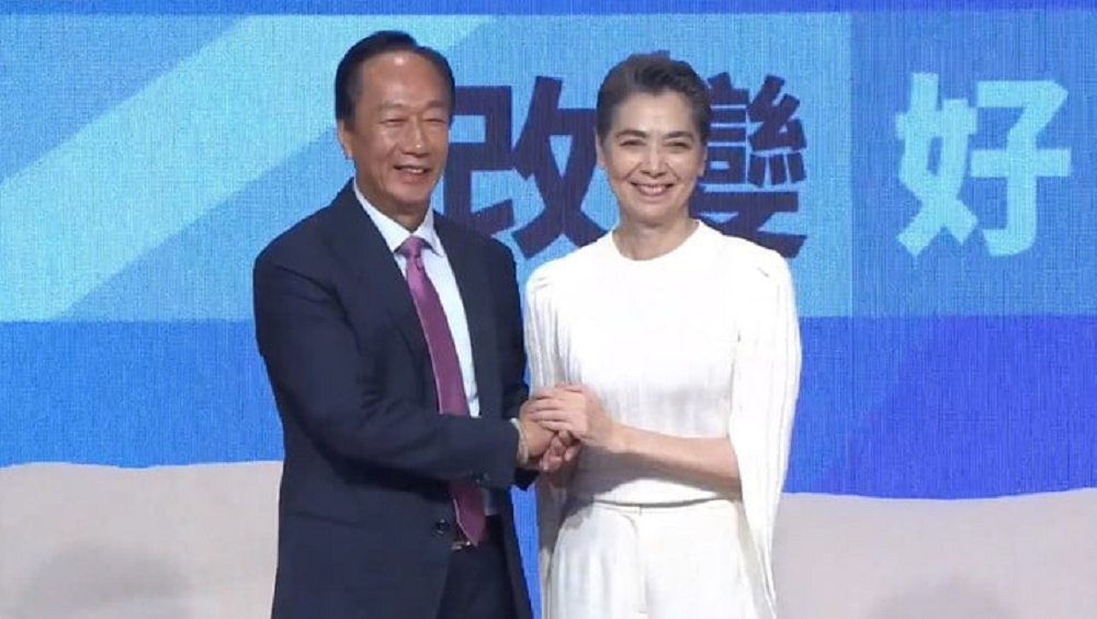 郭台銘（左）搭檔賴佩霞（右）角逐台灣大選。FB