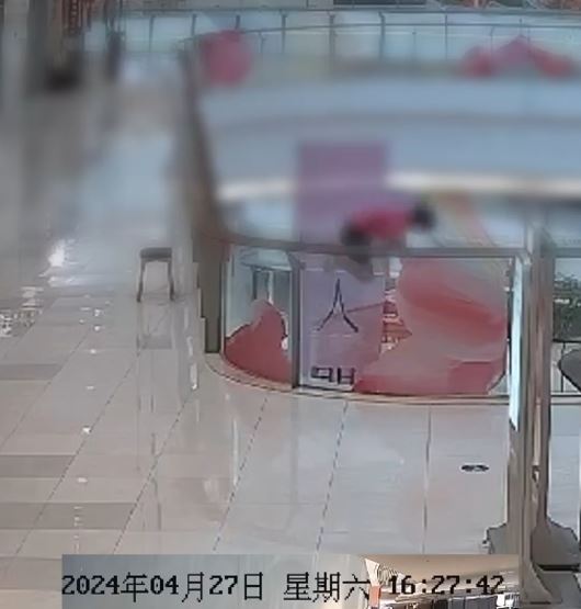 女子李某跨过商场护栏由5楼跳下死亡。