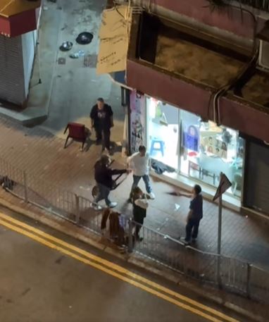 藍衫男揮舞鋸刀。FB香港突發事故報料區及討論區 Becky Cohen影片截圖