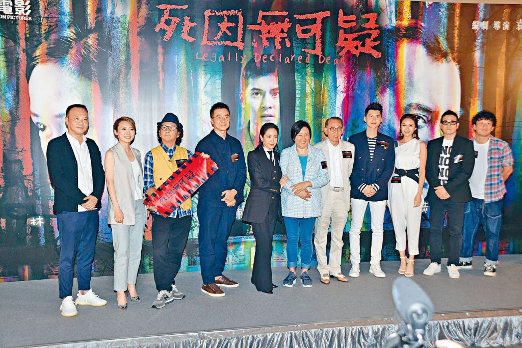 楊受成與太太陸小曼力撐新戲,與眾人開心合照。