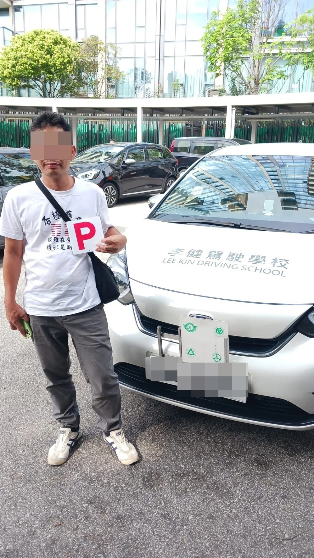 李天縱上月一併聘請菲傭的老公做司機，指他在家鄕學歷高，不過考了四次才成功獲香港車牌。