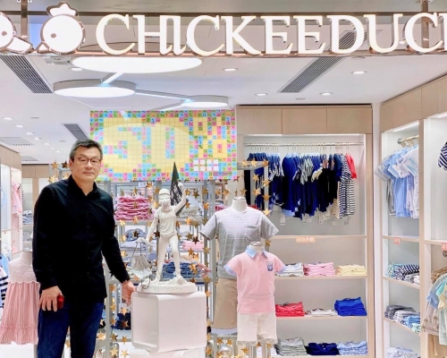 Chickeeduck將民主女神像移至沙田新城市分店。 Chickeeduck FB圖片