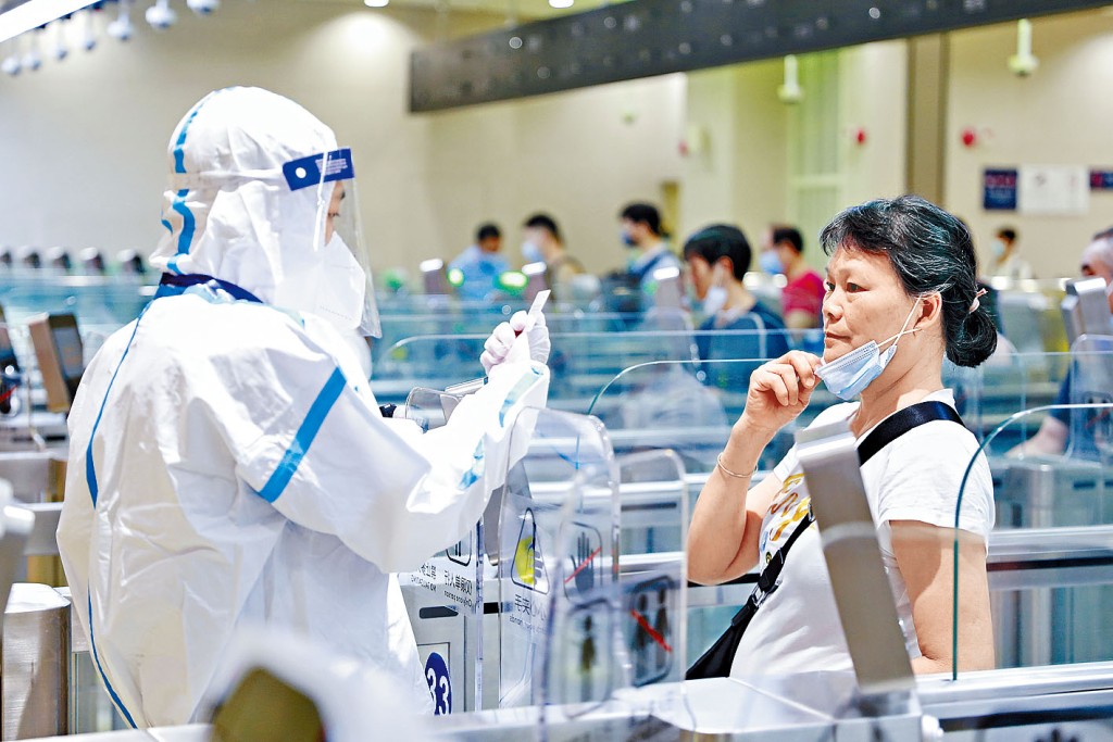 內地海關總署強調，將繼續堅定不移地實施「外防輸入、內防反彈」的總策略。