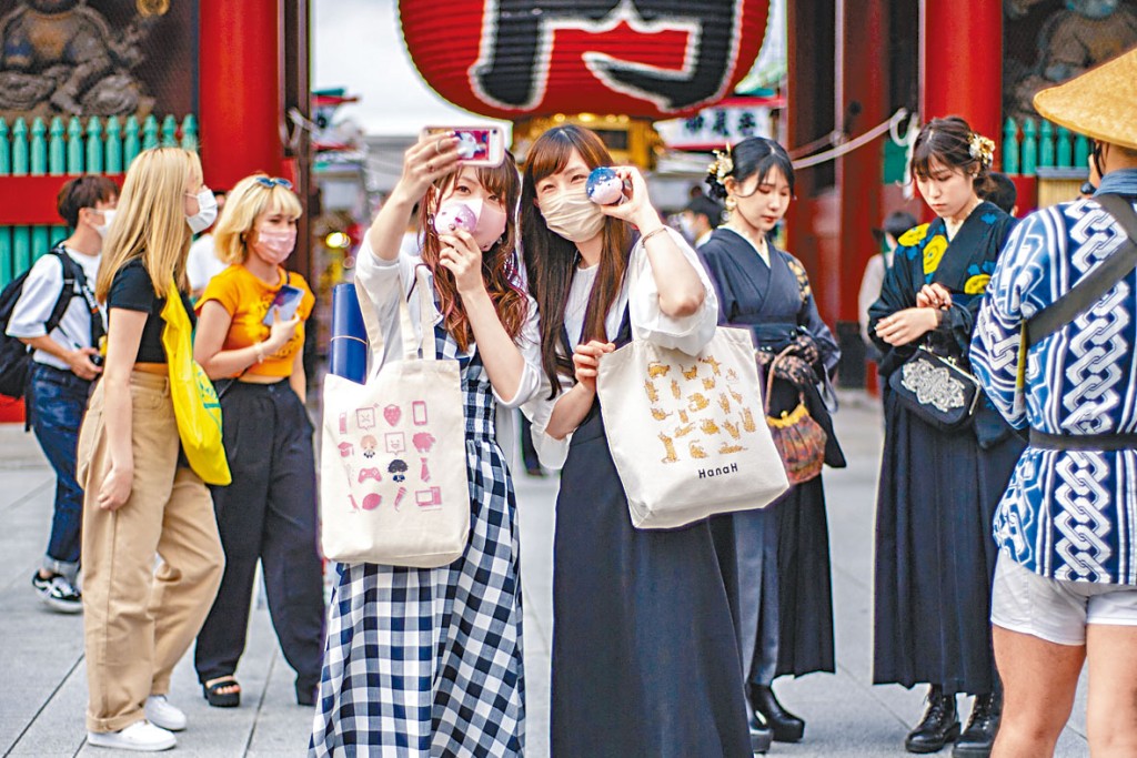 東京淺草寺的遊客戴口罩。