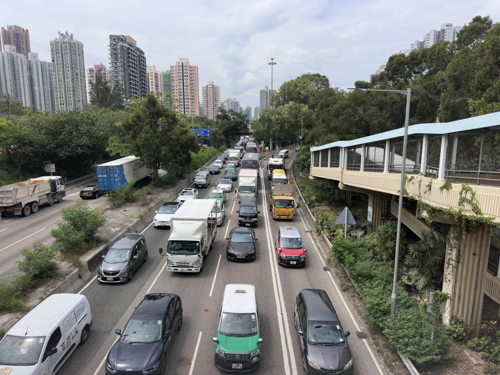 現場交通大擠塞。梁國峰攝 現場交通大擠塞。梁國峰攝