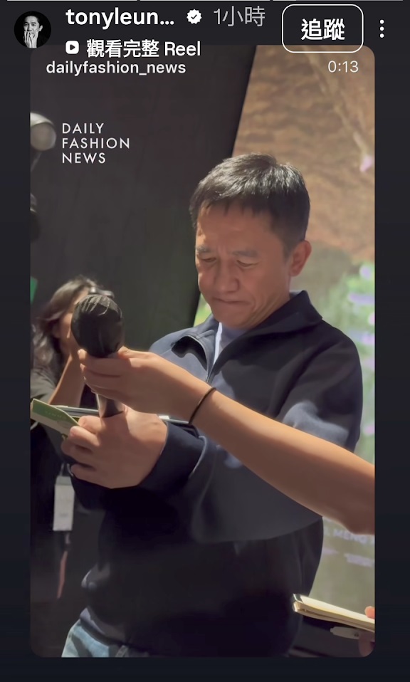 伟仔在见面会现场唔停手为传媒和粉丝签名,十分亲民。 伟仔在见面会现场唔停手为传媒和粉丝签名,十分亲民。
