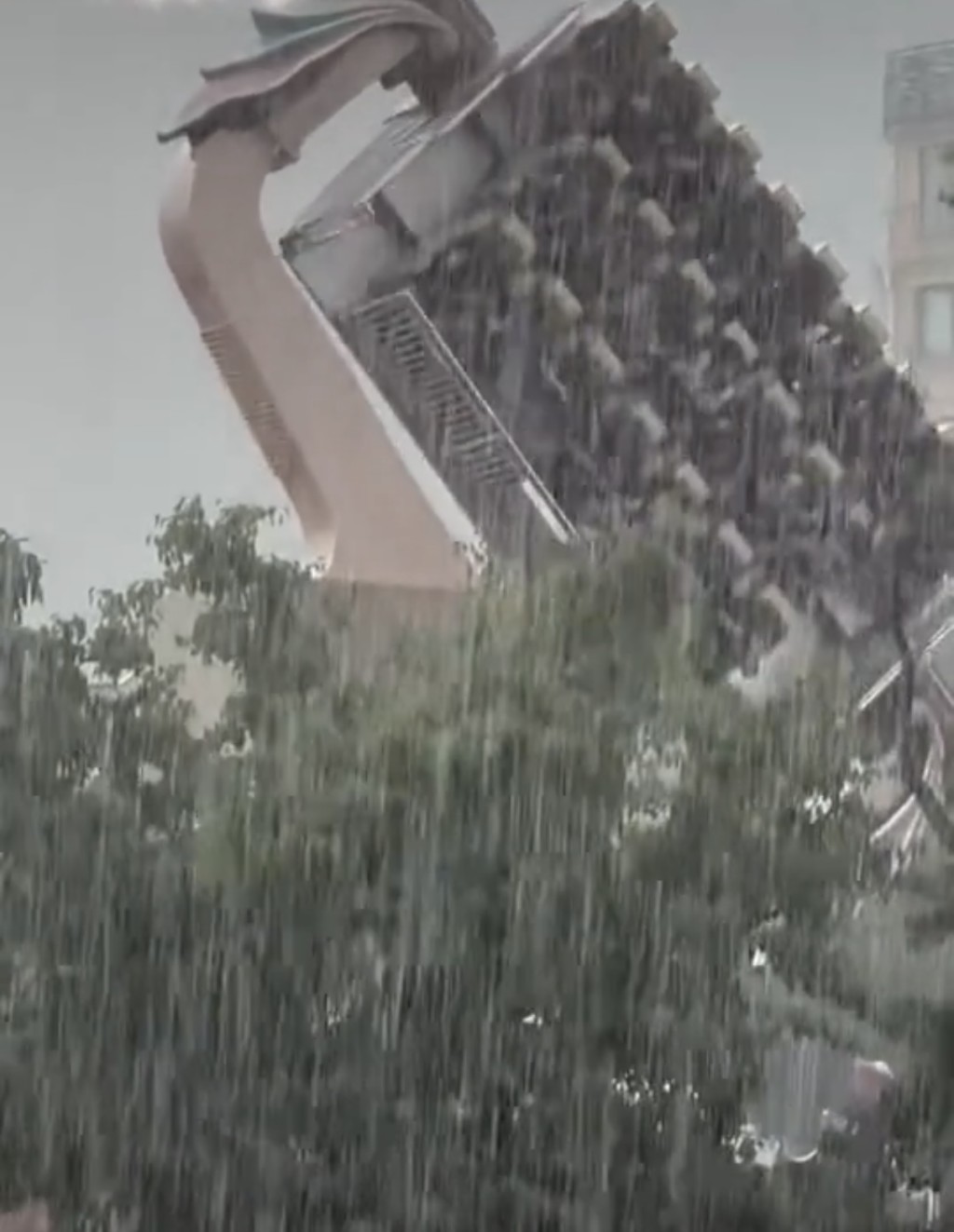 遊客蘇州樂園玩機動遊戲突遇暴雨。抖音@1米79的徐州菇涼 遊客蘇州樂園玩機動遊戲突遇暴雨。抖音@1米79的徐州菇涼