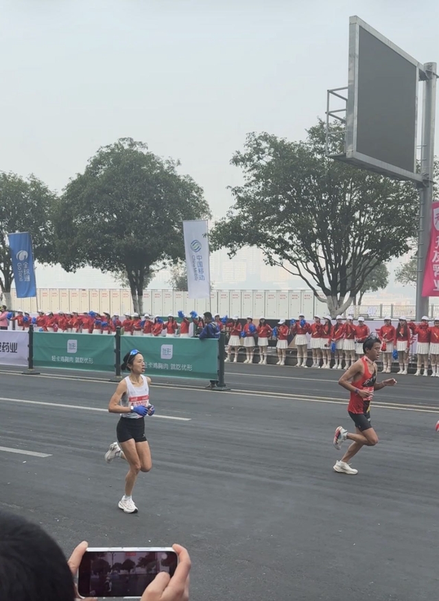 張水華（左）在比賽中。