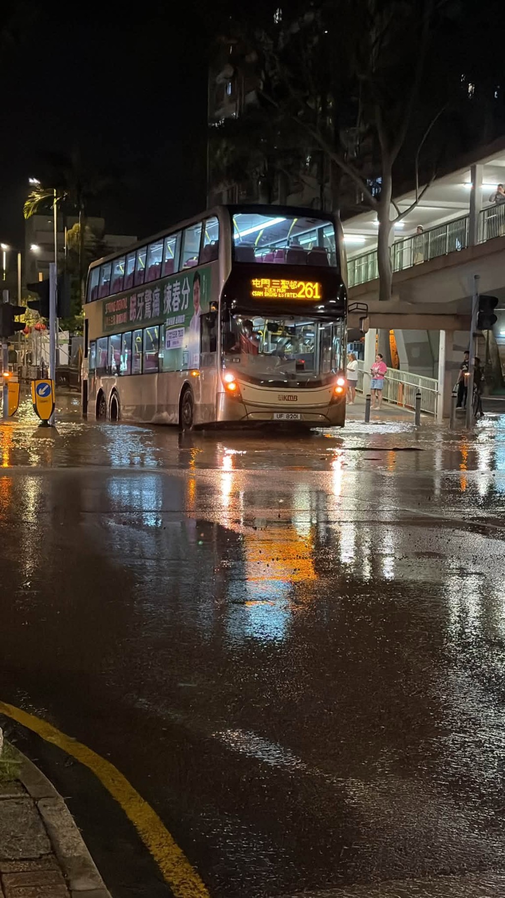 途經車輛需要涉水駛過,部分巴士駛至路陷位置後亦一度受阻。Facebook 北區之友 Friends of North District (上水、粉嶺、沙頭角和打鼓嶺) 途經車輛需要涉水駛過,部分巴士駛至路陷位置後亦一度受阻。Facebook 北區之友 Friends of North District (上水、粉嶺、沙頭角和打鼓嶺)