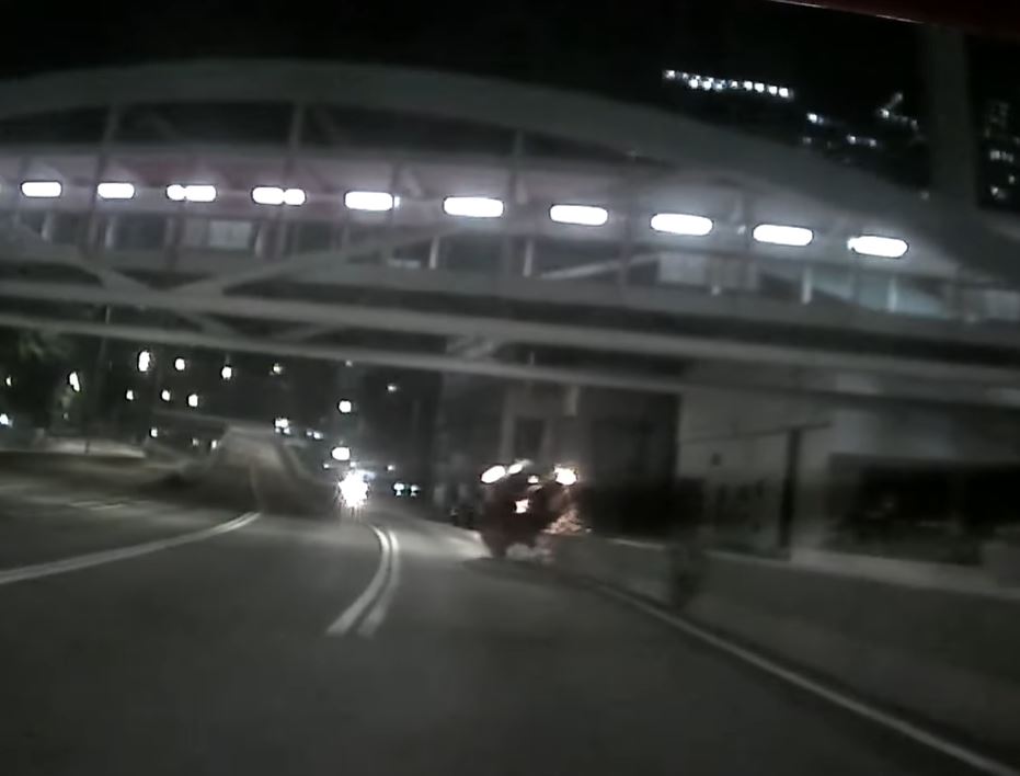 車底擦出火花。fb車cam L（香港群組）影片截圖