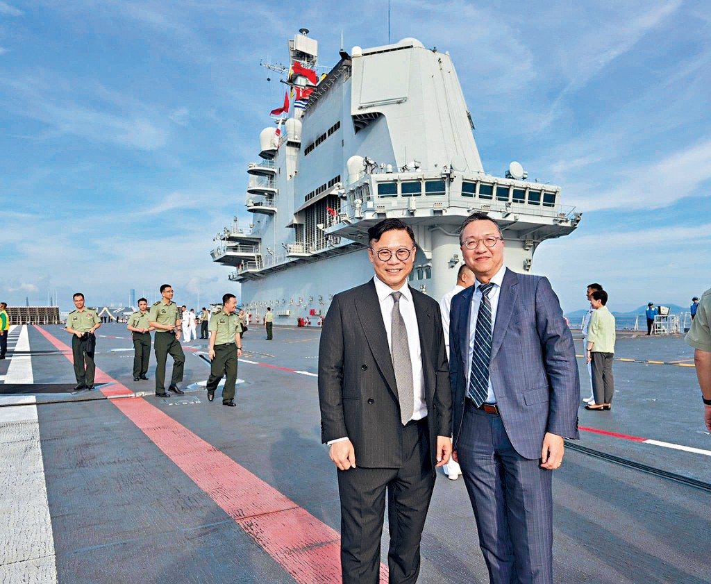 律政司司長林定國及副司長張國鈞,日前獲邀登上山東艦。