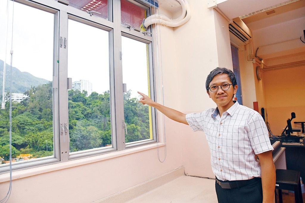 伊斯蘭學校莫漢威副校長指計劃為窗戶安裝了阻擋紫外光的太陽隔熱膜，有效降低室內溫度而不會影響採光。