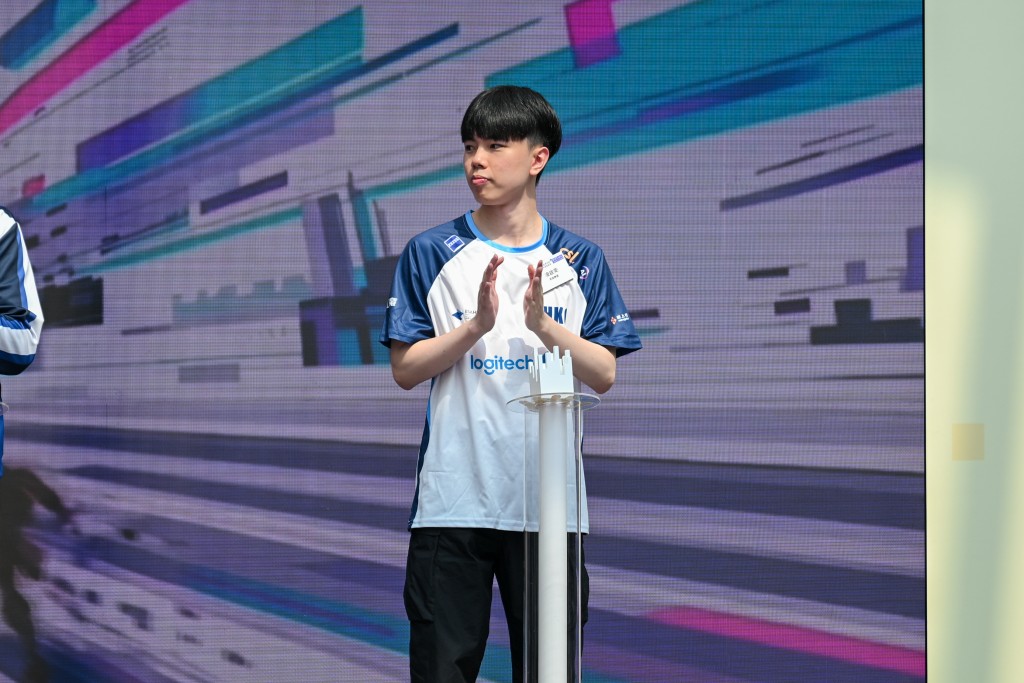 Kaiwing認為對比起平時的隊服,披上港隊戰袍反而更添一份榮耀和歸屬感。攝影:魏國謙 Kaiwing認為對比起平時的隊服,披上港隊戰袍反而更添一份榮耀和歸屬感。攝影:魏國謙