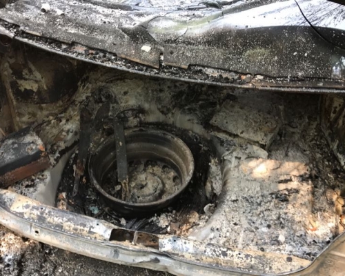 警方在私家車車尾檢獲三把刀及一個鐵罐。