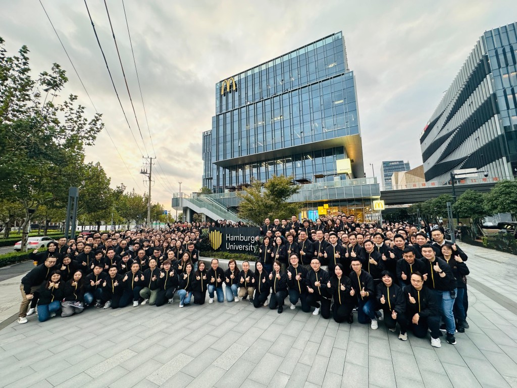 在员工培训方面,麦当劳亦为餐厅管理团队安排游学团及交流。 在员工培训方面,麦当劳亦为餐厅管理团队安排游学团及交流。