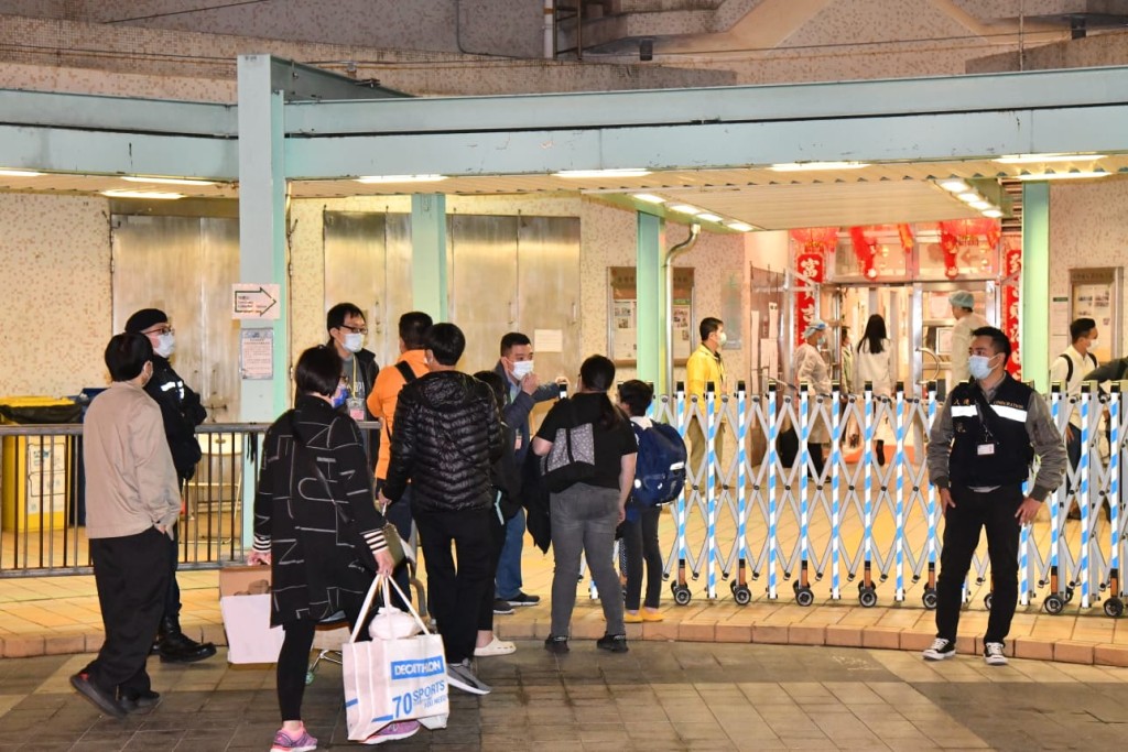 柴灣興華邨美華樓居民需要排隊進入。