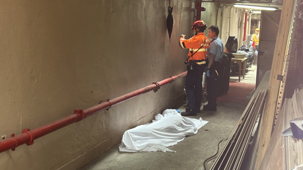 男子當場證實不治。蔡楚輝攝 男子當場證實不治。蔡楚輝攝