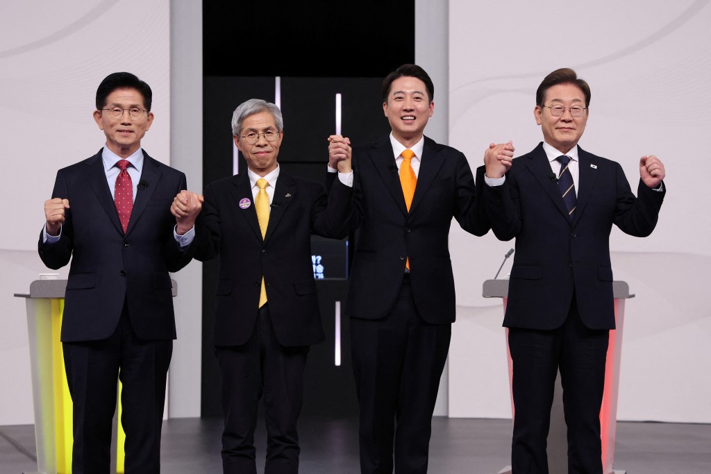 南韓總統大選4大候選人進行首場電視辯論，左起依次為國民力量黨總統候選人金文洙、民主勞動黨候選人權英國、改革新黨候選人李俊錫和共同民主黨候選人李在明。路透社