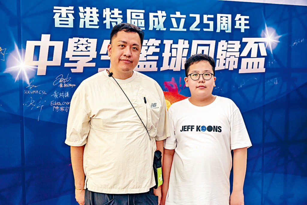 有文工作室創辦人蔡雲龍帶同準備升中的兒子到場,為大會擔任義務工作人員。蔡雲龍寄望兒子可以從活動中學懂團隊精神及愛上籃球運動。 有文工作室創辦人蔡雲龍帶同準備升中的兒子到場,為大會擔任義務工作人員。蔡雲龍寄望兒子可以從活動中學懂團隊精神及愛上籃球運動。