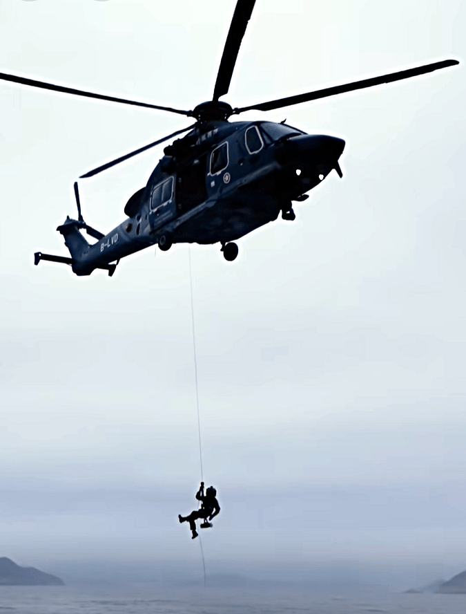 飛行服務隊海上搜救情況。fb：保安局 Security Bureau