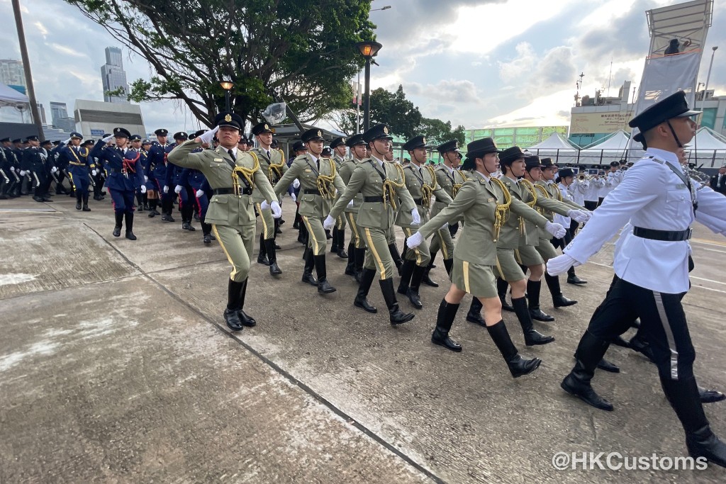 海关仪仗队及制服团队步操队伍以中式步操进场参与升旗仪式。海关FB图片