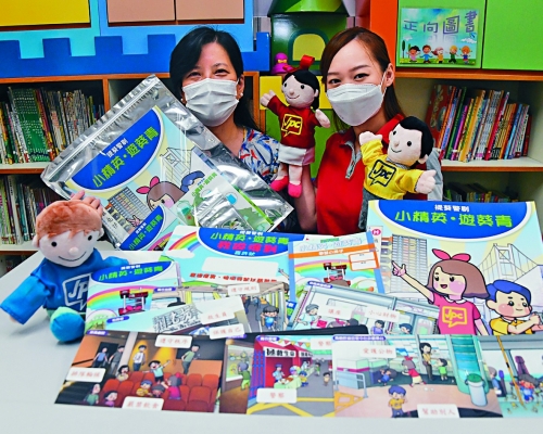 ■保良局张心瑜幼稚园校长高妙娥（左）及郑老师（右）皆认为画册教学效果良好。　